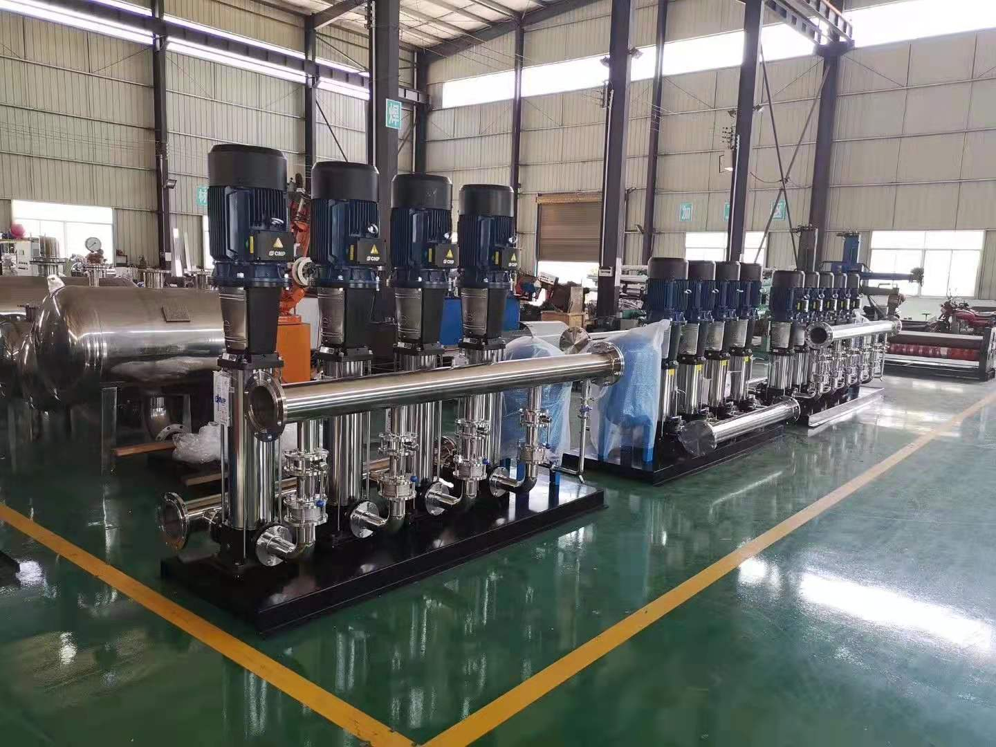 標(biāo)準(zhǔn)化的供水設(shè)備生產(chǎn)車(chē)間